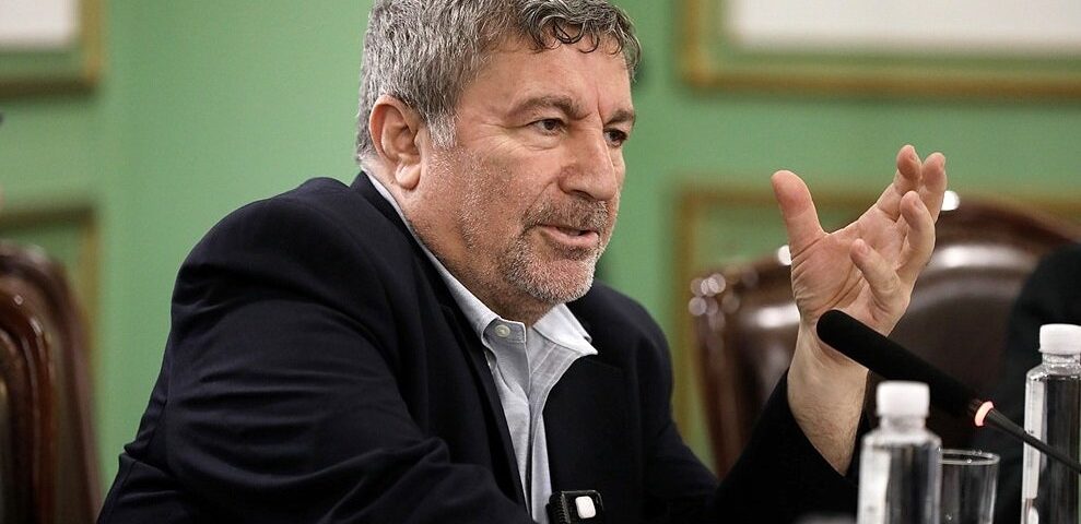 انتقاد شدید الیاس حضرتی نسبت به حذف و برداشتن معافیت‌های مالیاتی و گمرکی در مناطق آزاد ایران