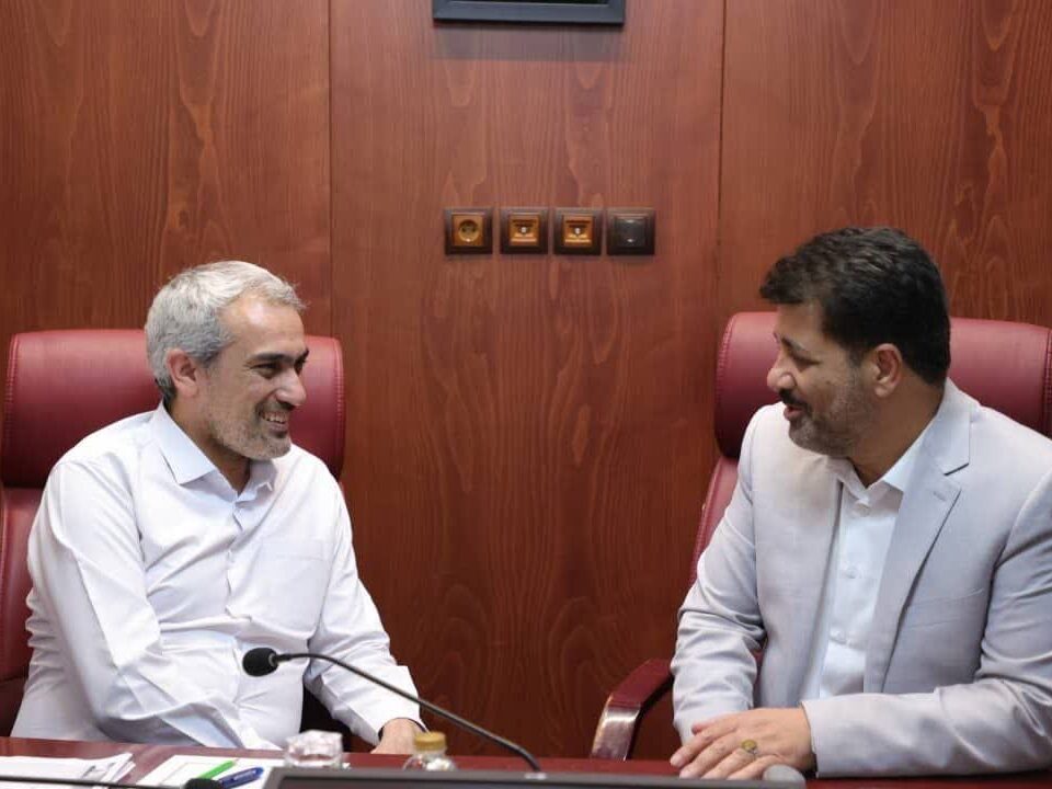 نشست نماینده چهارمحال و بختیاری با وزیر اقتصاد و دارایی