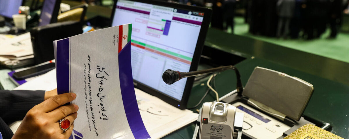 رحمتی: اگر درآمد نفتی سال ۹۶ در اختیار دولت بود، امکان افزایش حدود ۷۵ درصدی حقوق وجود داشت/ اعداد بودجه ۱۴۰۵ را صادقانه و بدون بیش‌برآورد بسته‌ایم