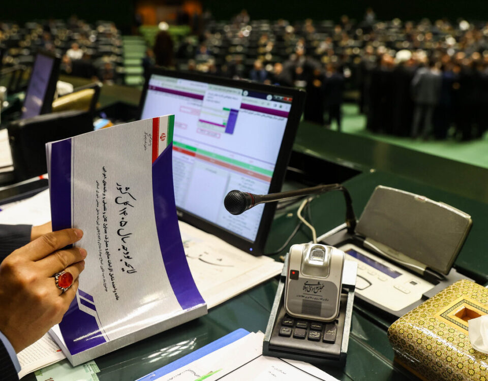 رحمتی: اگر درآمد نفتی سال ۹۶ در اختیار دولت بود، امکان افزایش حدود ۷۵ درصدی حقوق وجود داشت/ اعداد بودجه ۱۴۰۵ را صادقانه و بدون بیش‌برآورد بسته‌ایم