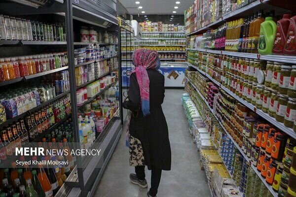 راهکار روزنامه اصولگرا برای مقابله با گرانی: کمتر مالیات بگیرید!